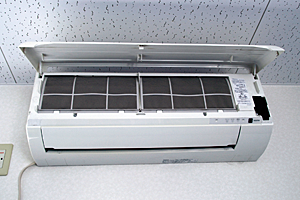 エアコンを動かし、動作に異常がないこと確認した後、電源を切ります。