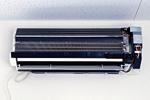 化粧パネル、エアーフィルターを取り外します。